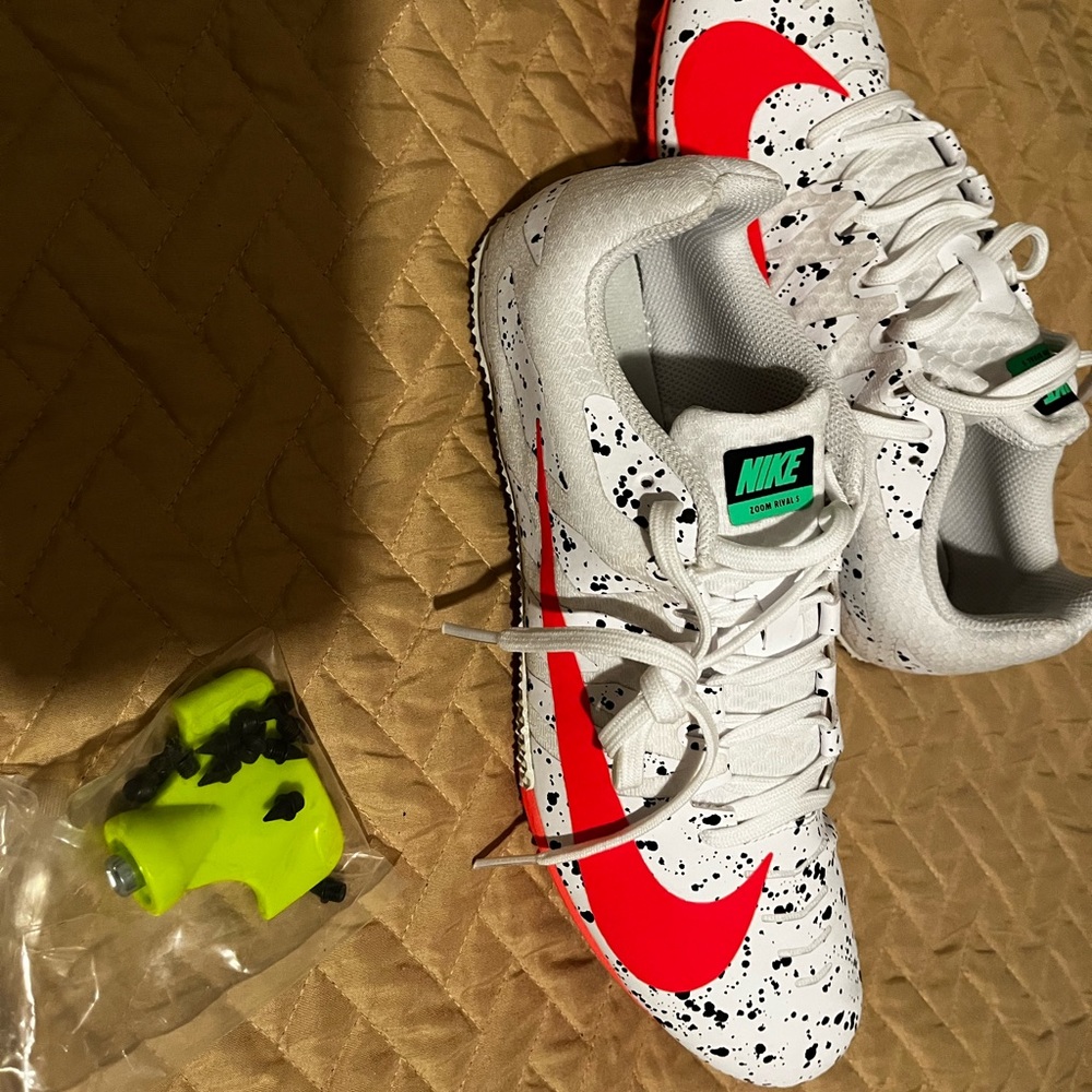 uni-sex nike track cleats